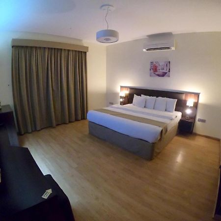 Weekend Hotel & Apartments Маскат Екстериор снимка