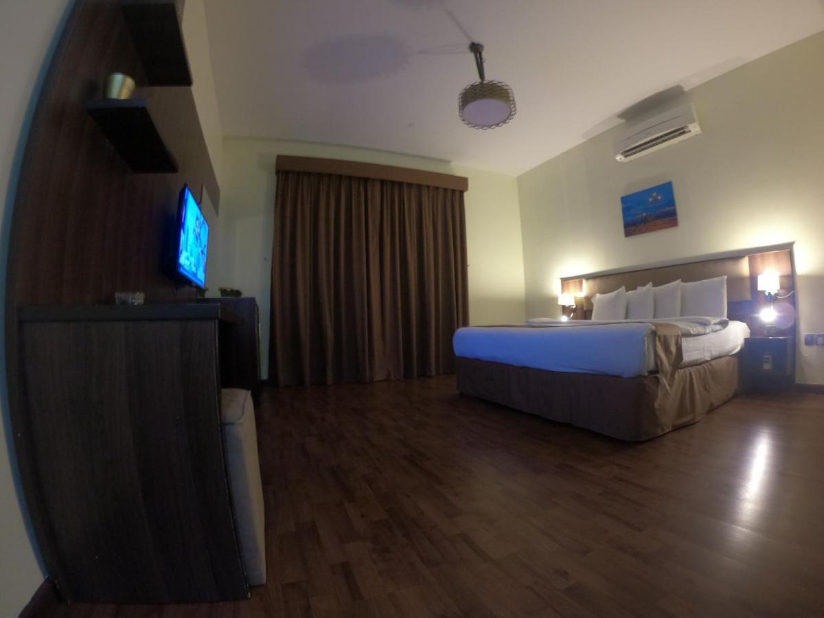 Weekend Hotel & Apartments Маскат Екстериор снимка