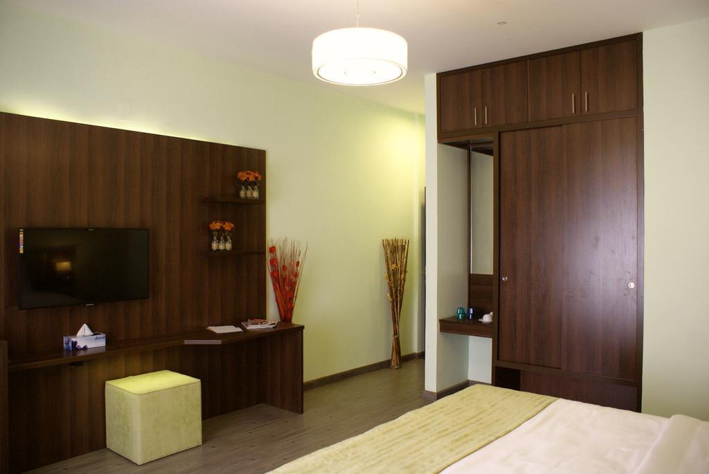 Weekend Hotel & Apartments Маскат Стая снимка