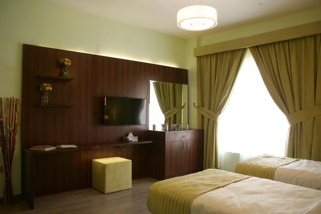 Weekend Hotel & Apartments Маскат Стая снимка