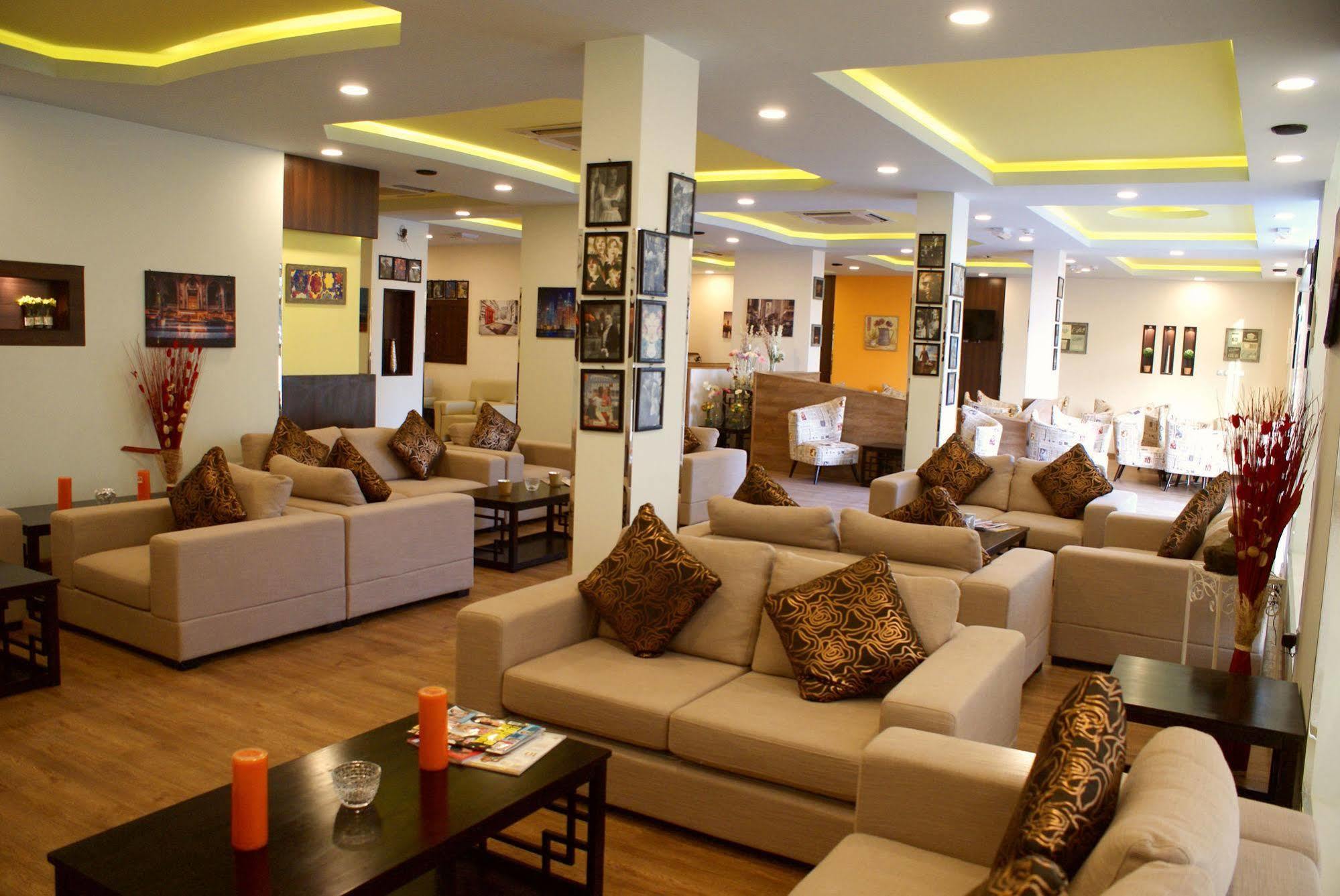 Weekend Hotel & Apartments Маскат Екстериор снимка