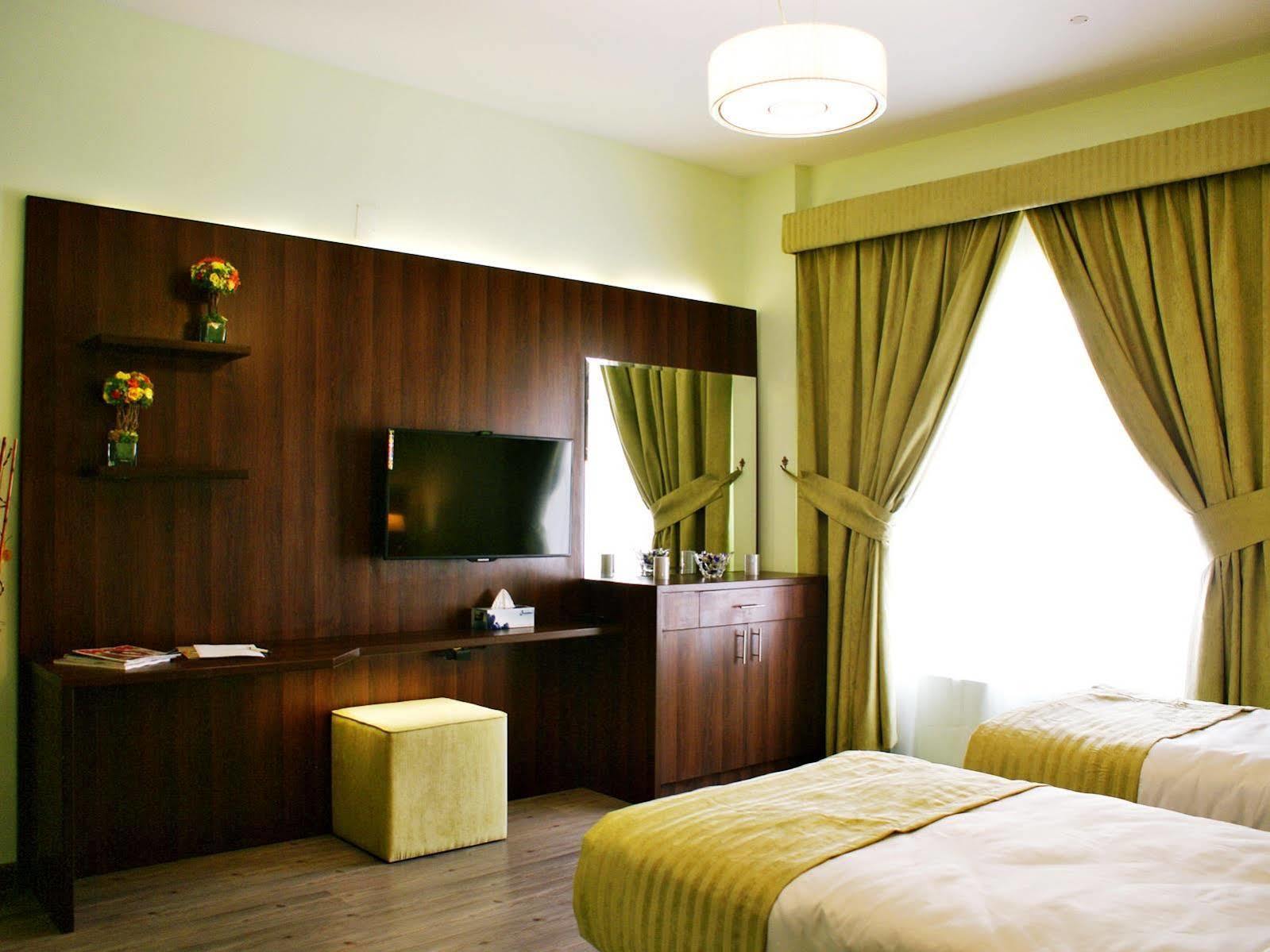 Weekend Hotel & Apartments Маскат Екстериор снимка
