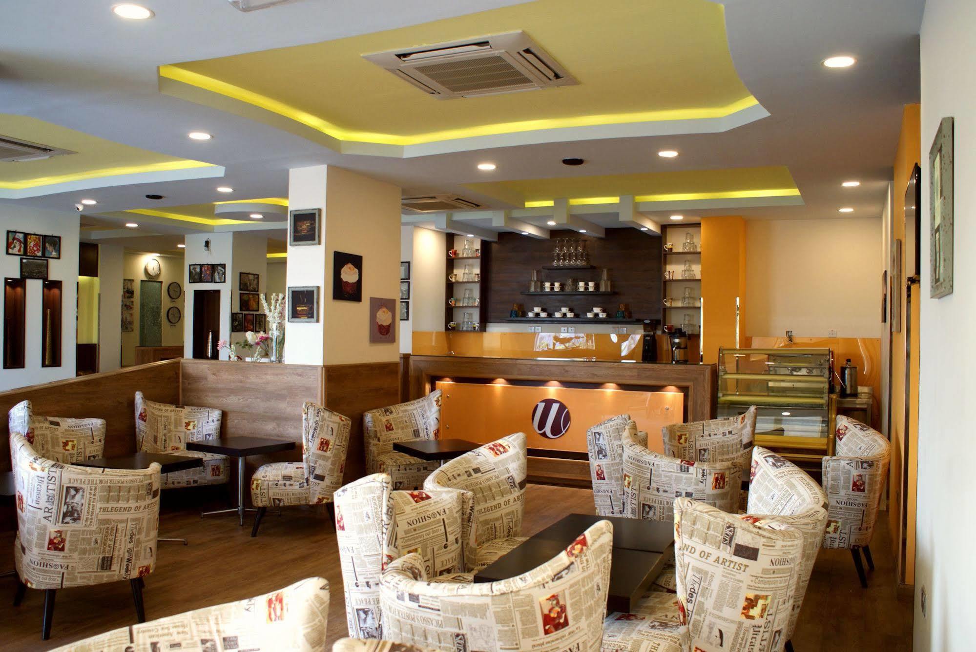 Weekend Hotel & Apartments Маскат Екстериор снимка