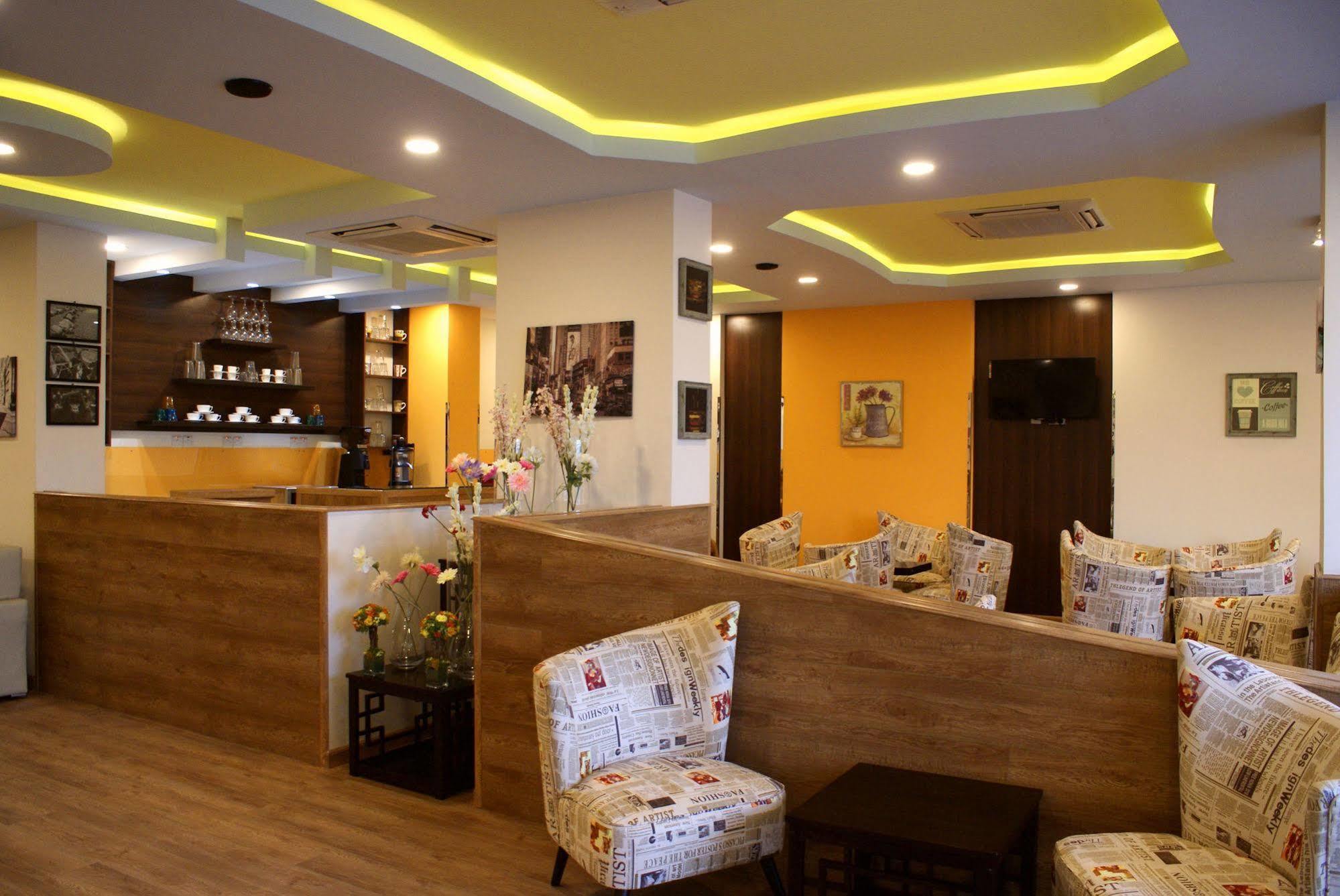 Weekend Hotel & Apartments Маскат Екстериор снимка