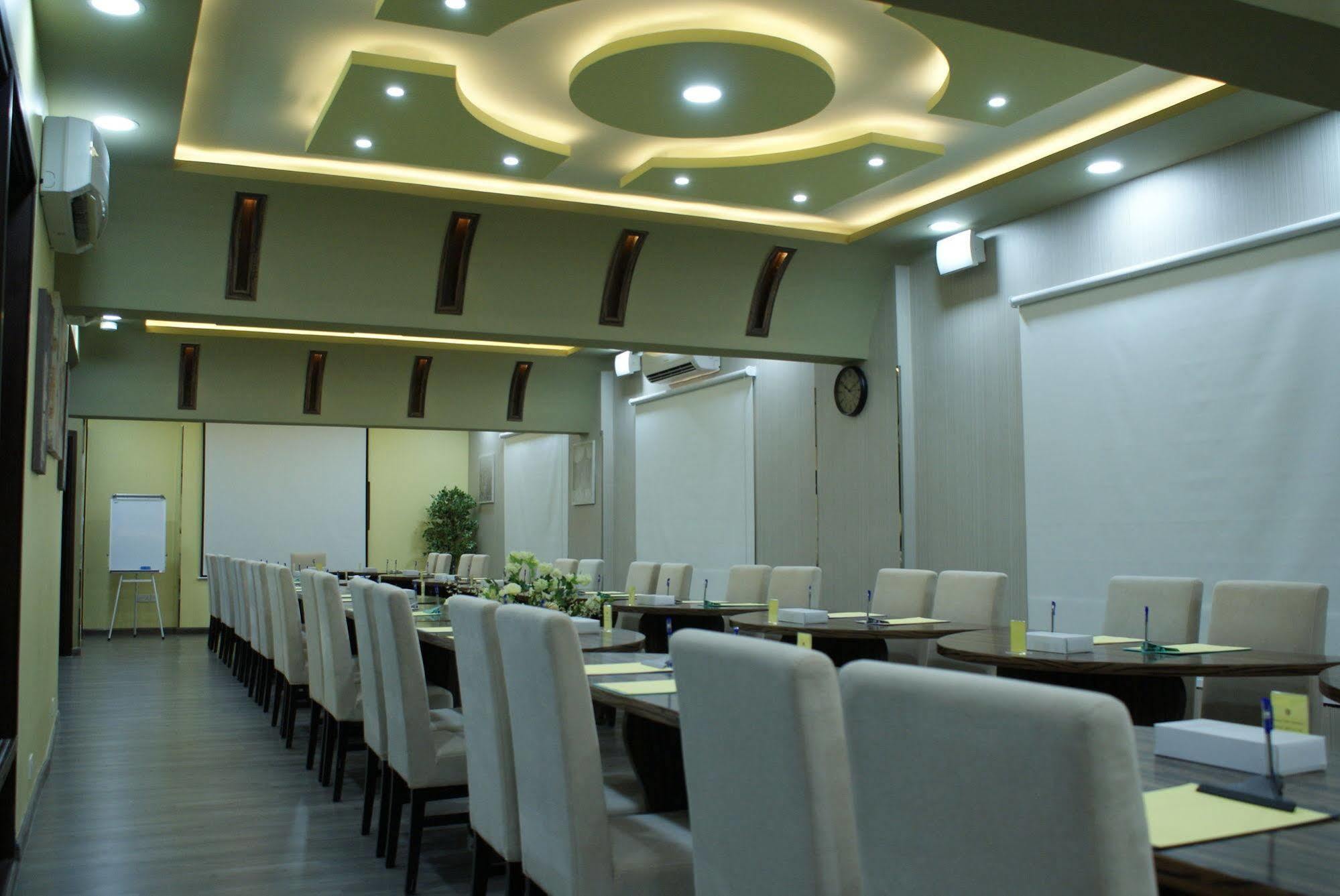 Weekend Hotel & Apartments Маскат Екстериор снимка